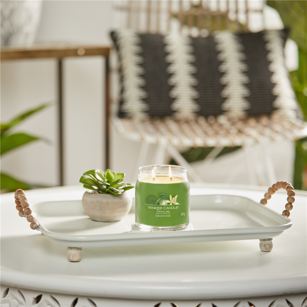 🕯️YANKEE CANDLE SIGNATURE, Vanilla Lime, medium Jar (368g)