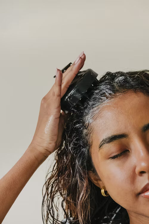 Flaschen mit natürlichem Shampoo und Conditioner umgeben von Zitrusfrüchten – milde Haarpflege für Glanz, Feuchtigkeit und gesunde Kopfhaut