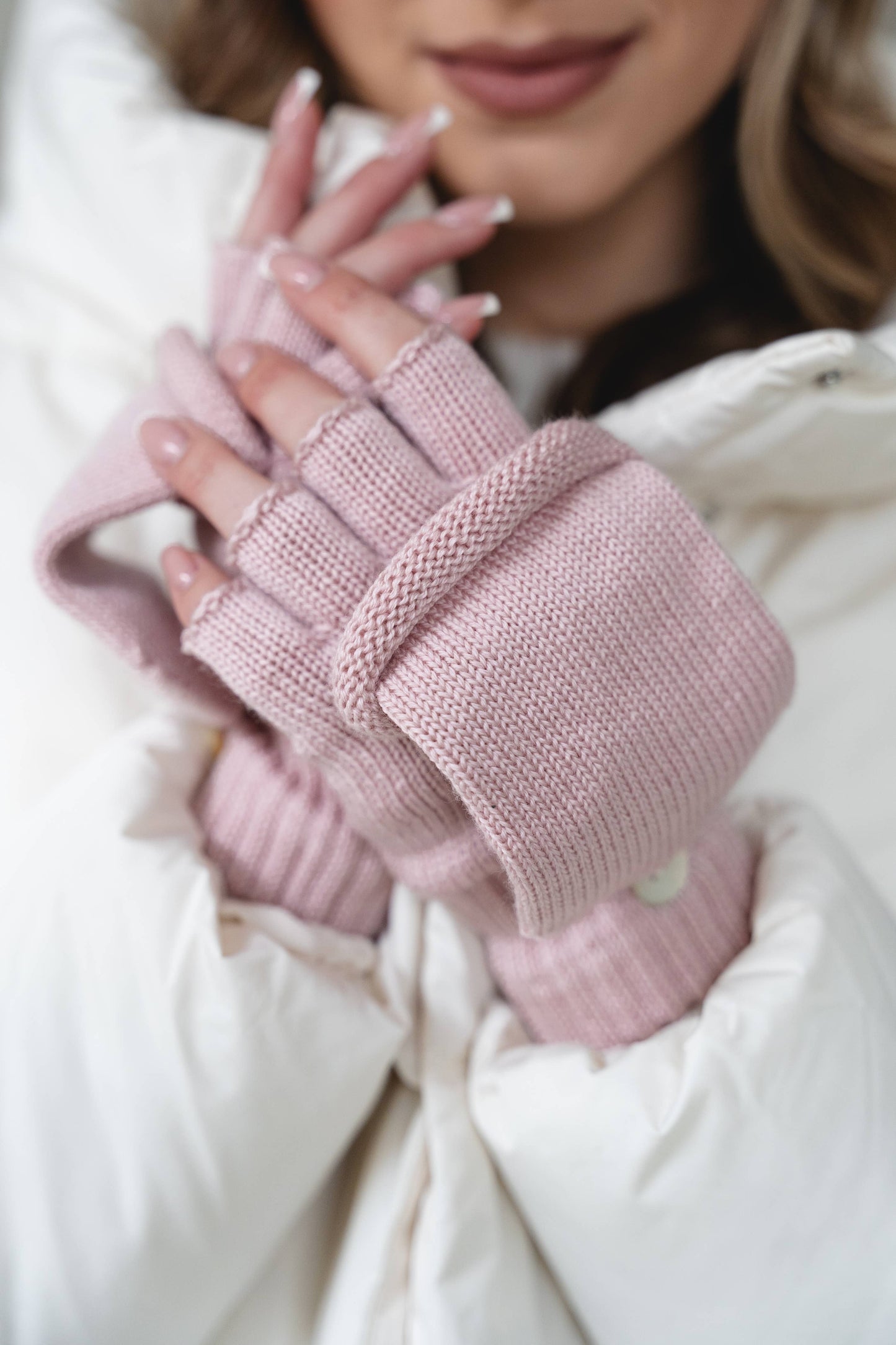 Merinowolle Damenhandschuhe - DAISY mit einer Perlenknopf