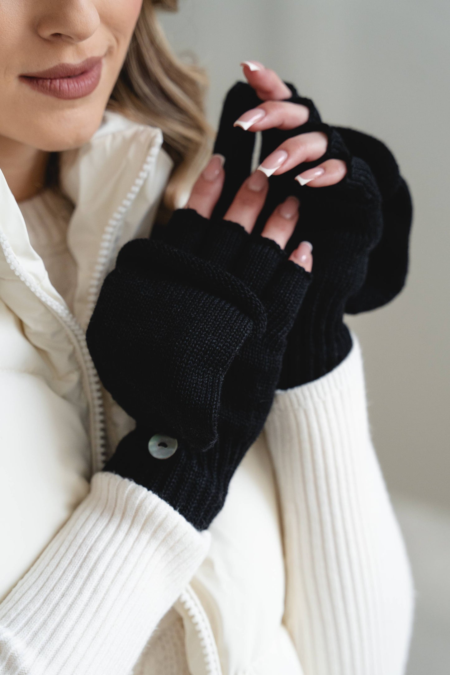 Merinowolle Damenhandschuhe - DAISY mit einer Perlenknopf