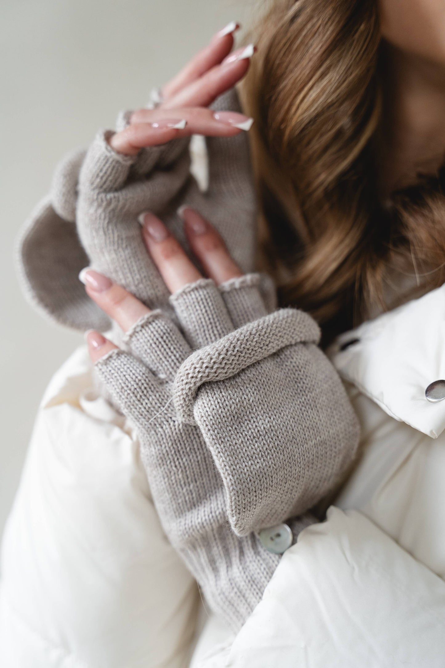Merinowolle Damenhandschuhe - DAISY mit einer Perlenknopf