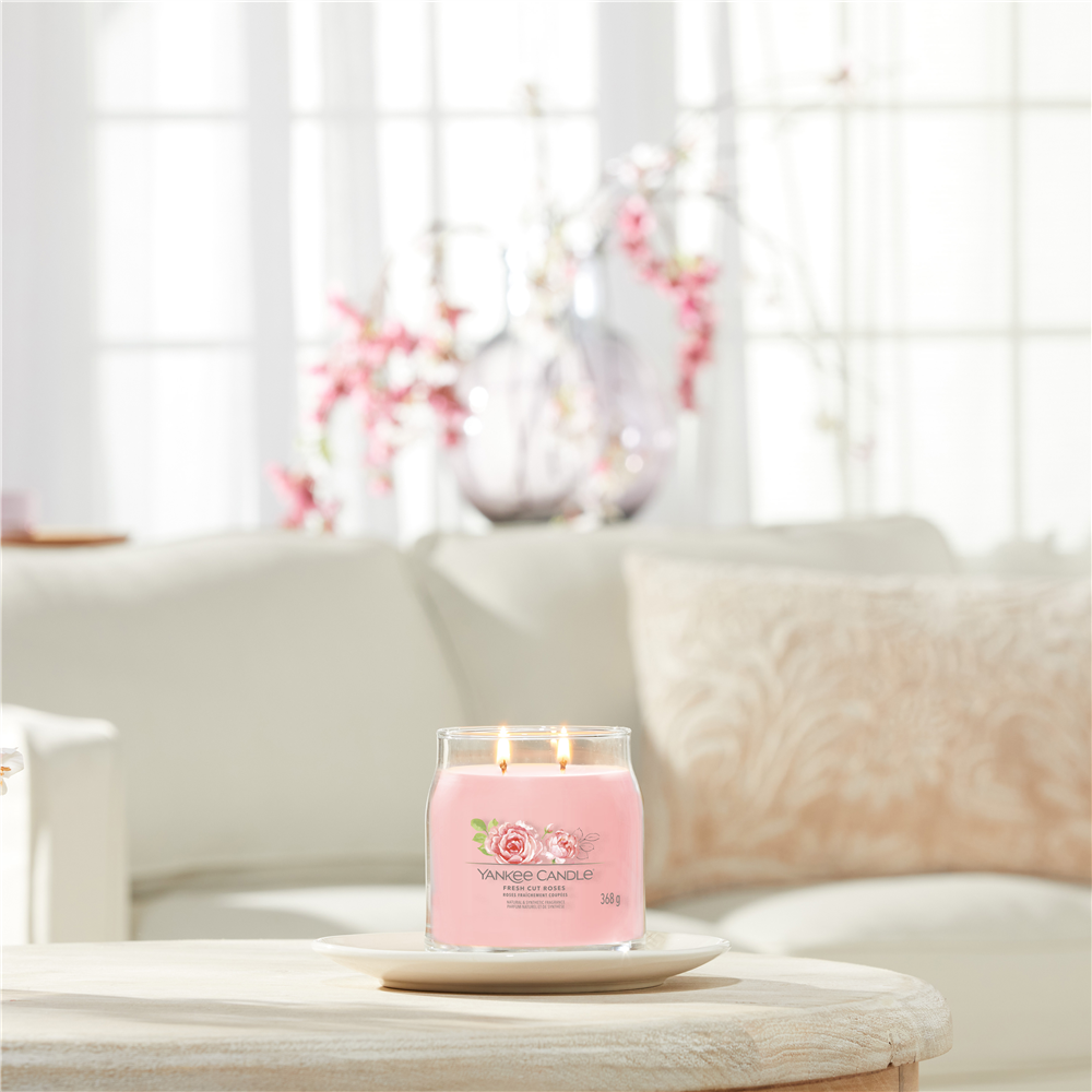 YANKEE CANDLE SIGNATURE, Fresh Cut Roses, medium Jar (411g)