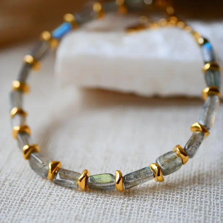 GINANDGER, ARMREIF MAELIS - LABRADORIT & GOLD