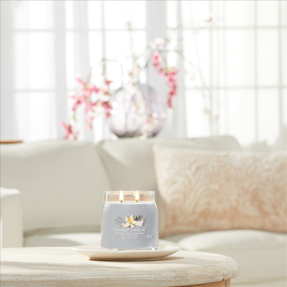YANKEE CANDLE SIGNATURE, SMOKED VANILLA & CASHMERE, MEDIUM JAR